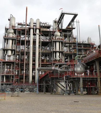 La PIAP demandó una inversión cercana a los US$ 1.000 millones en su construcción y comenzó a operar en 1993.
