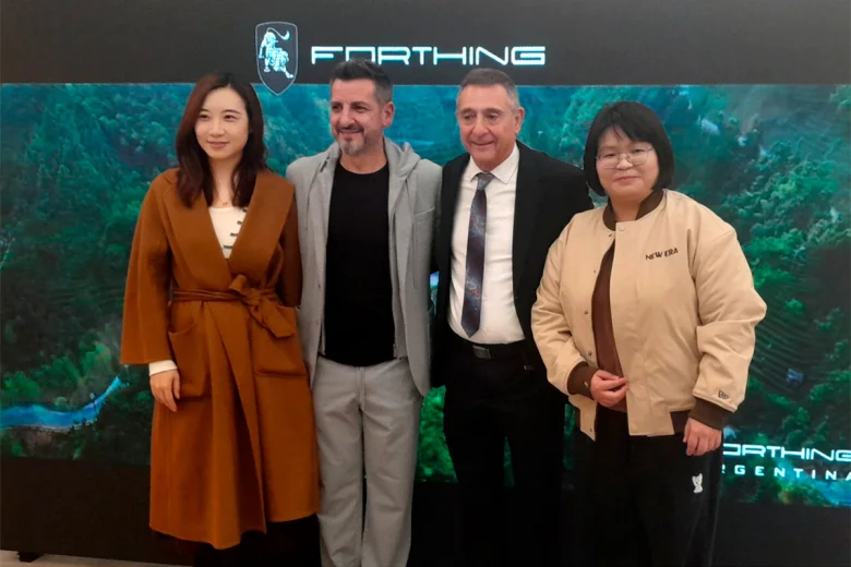 La inauguración de este punto de venta de Forthing contó con la presencia de Lan An, Directora de Latinoamérica, y Xu Yuanyuan, Gerente de Latinoaméri - sa