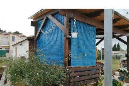 El material 'antiguo' de persiana que aísla mejor que el aluminio, según los arquitectos