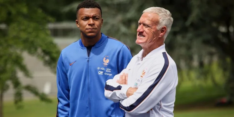 Mbappé y Deschamps - g