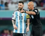 Szymon Marciniak junto a Lionel Messi durante un partido de la Selección Argentina