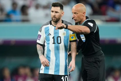 Szymon Marciniak junto a Lionel Messi durante un partido de la Selección Argentina