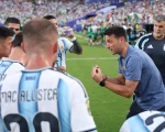 Scaloni dando indicaciones a sus jugadores durante el cooling break en el debut ante Argelia en el Mundial 2026