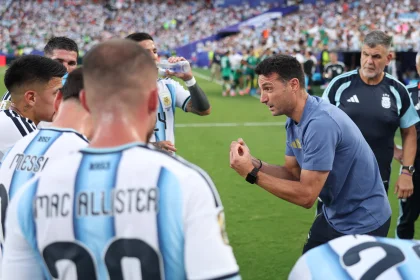 Scaloni dando indicaciones a sus jugadores durante el cooling break en el debut ante Argelia en el Mundial 2026