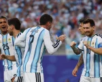 Messi festeja uno de sus tres goles frente a Argelia junto a De Paul, su gran socio en Kansas. (@Argentina)
