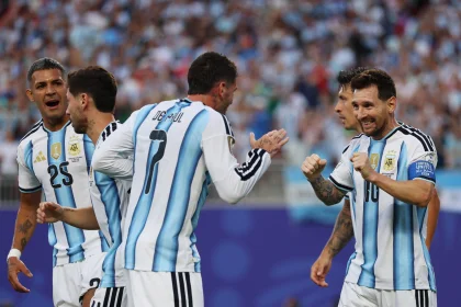 Messi festeja uno de sus tres goles frente a Argelia junto a De Paul, su gran socio en Kansas. (@Argentina)