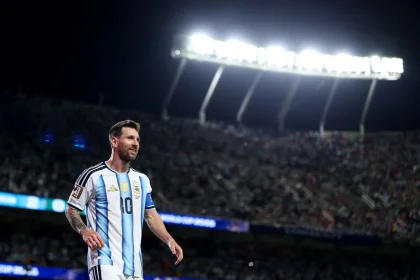 A sus 38 años, Messi lideró el estreno triunfal del campeón defensor con tres goles históricos.