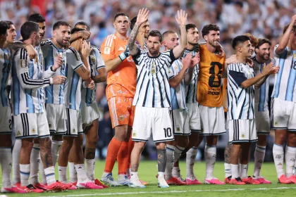En Argentina, nueve de once futbolistas titulares, utilizaron botines rosas para el debut en el Mundial 2026. 
