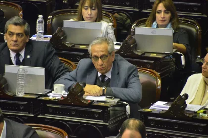 Suárez Lastra insta a los líderes radicales a salir de la zona de confort para presentar una alternativa competitiva en las próximas elecciones.