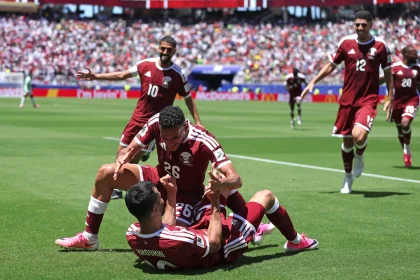 Qatar llega fortalecido tras sumar el primer punto de su historia en una Copa del Mundo