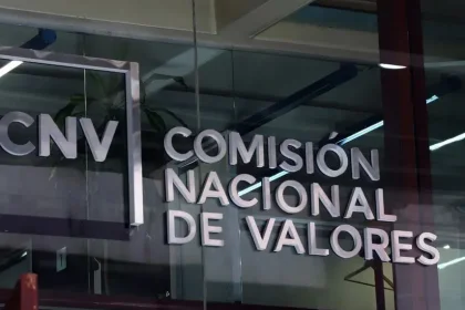 La CNV frenó los fondos que invierten en Wall Street y, al mismo tiempo, liberó una restricción clave para operar en dólares