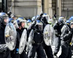 La policía se enfrenta a los alborotadores en Liverpool en el verano de 2024.