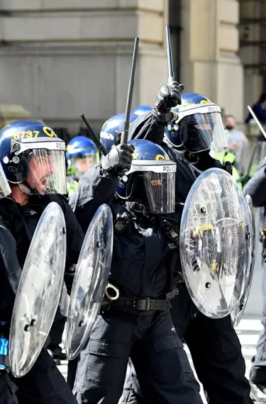 La policía se enfrenta a los alborotadores en Liverpool en el verano de 2024.