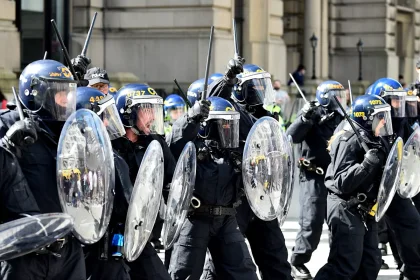 La policía se enfrenta a los alborotadores en Liverpool en el verano de 2024.