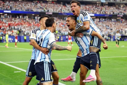 Argentina le ganó 2-0 a Austria y se clasificó a 16avos de final.