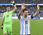El festejo de "Dibu" Martínez y Messi luego de la victoria ante Austria