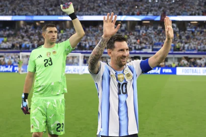 El festejo de "Dibu" Martínez y Messi luego de la victoria ante Austria