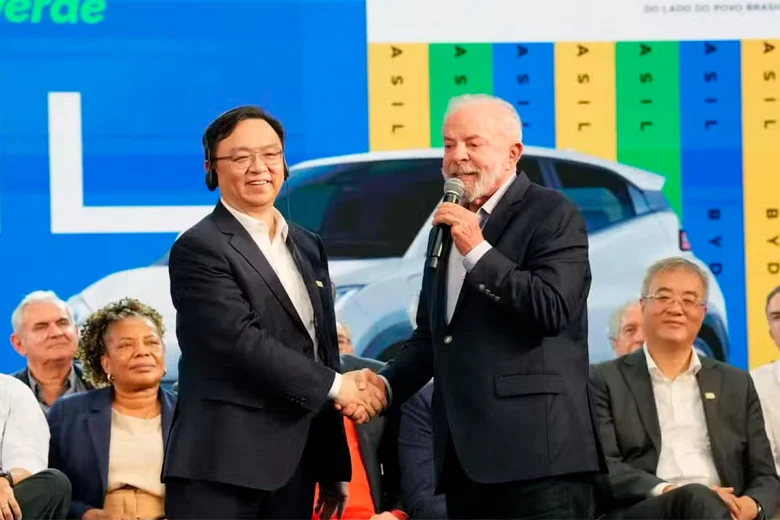 El Presidente de Brasil Lula da Silva estrecha la mano del CEO de BYD, Wang Chuanfu. - (Archivo)
