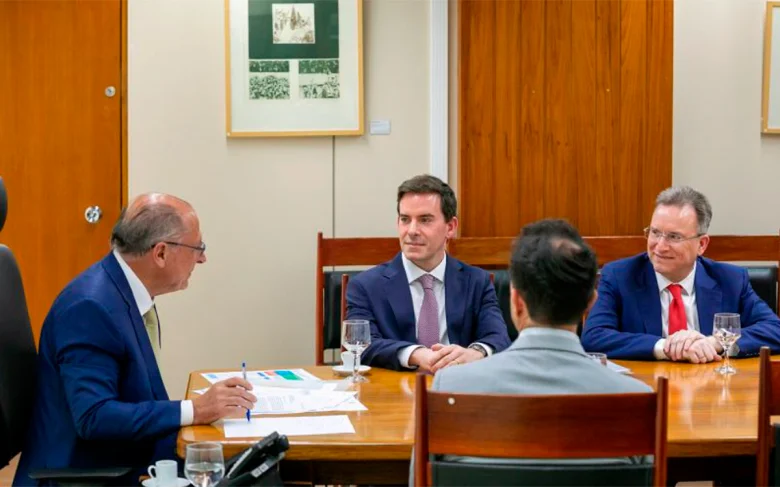 Geraldo Alckmin Alckmin junto a Fabio Rua y Thomas Owsianski en el anuncio de esta nueva inversión. - GM