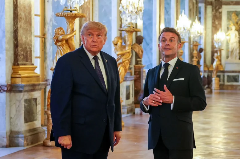 Trump salió de Versalles convencido, probablemente, de haber protagonizado una cumbre. La foto decía otra cosa. - EE