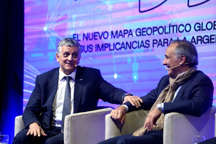 Foto: Guillermo Rodriguez Adami - DEMOCRACIA Y DESARROLLO 
MARCOS BULGHERONI Y HORACIO MARIN PRESIDENTE DE YPF 
FOTO GUILLERMO RODRIGUEZ ADAMI