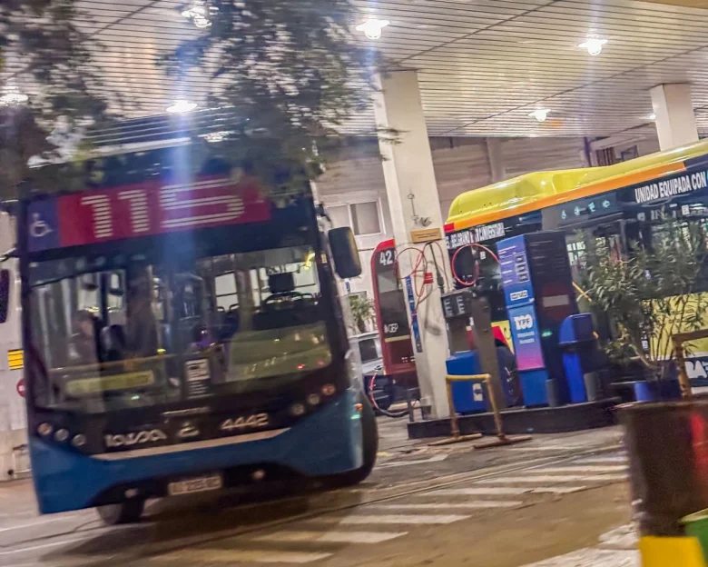 El uso de GNC para el transporte público urbano se ha convertido en una alternativa cada vez más popular debido a sus beneficios ambientales y económi - EE