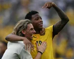La alegría de Sebastián Beccacece y Gonzalo Plata, el autor del gol de la histórica victoria de Ecuador sobre Alemania