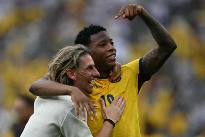 La alegría de Sebastián Beccacece y Gonzalo Plata, el autor del gol de la histórica victoria de Ecuador sobre Alemania