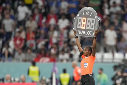 La cuarta árbitra anuncia el tiempo añadido
