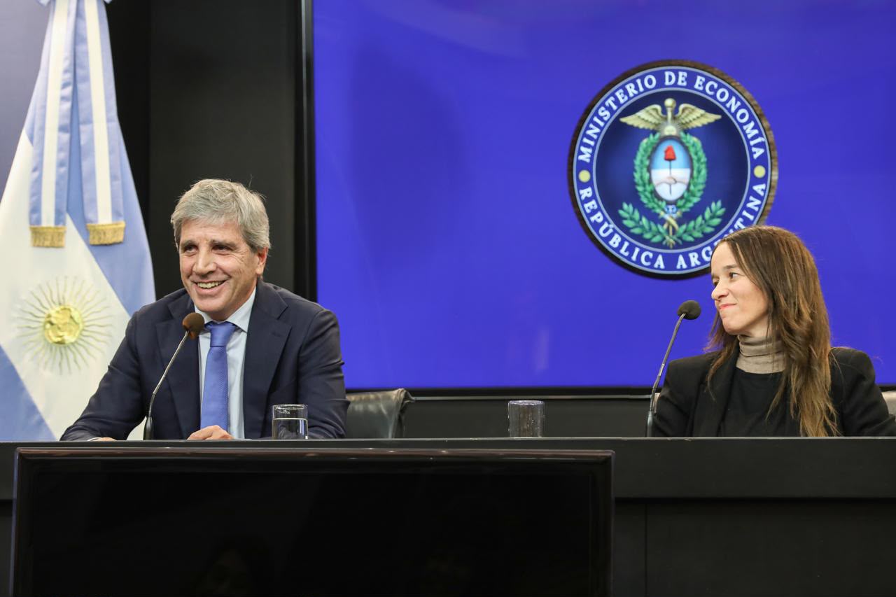 Inocencia Fiscal: Caputo present� la nueva ley que busca los d�lares del colch�n 