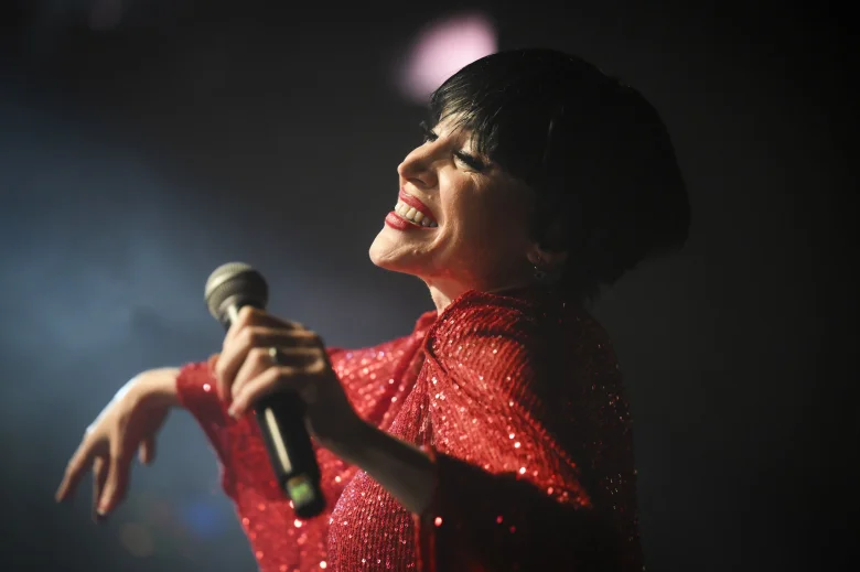 También hubo una breve presentación de Fátima Flórez, con look Liza Minelli. - MARTIN COSSARINI