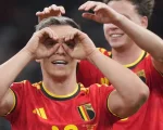 El característico festejo de Leandro Trossard, una de las figuras con las que Bélgica sueña llegar a octavos