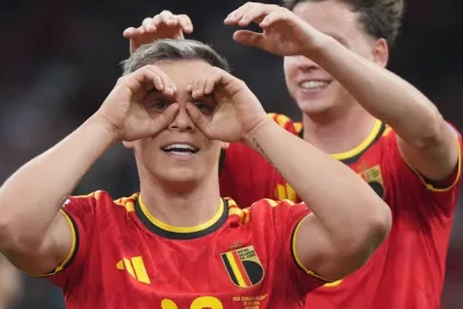 El característico festejo de Leandro Trossard, una de las figuras con las que Bélgica sueña llegar a octavos
