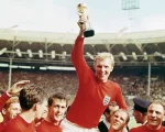 Bobby Moore levanta el trofeo Jules Rimet tras capitanear a Inglaterra hacia su único título mundial