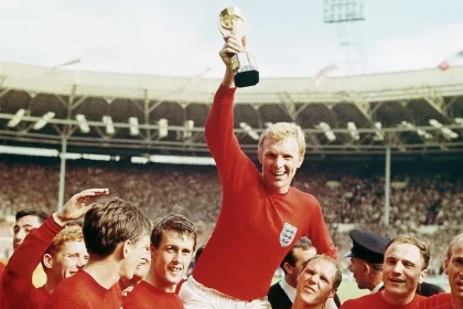 Bobby Moore levanta el trofeo Jules Rimet tras capitanear a Inglaterra hacia su único título mundial