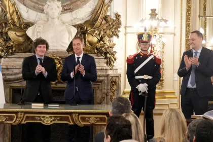 Santilli buscará recuperar la confinaza del Gobierno después de la crisis de Adorni.