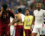 Thierry Henry consuela a un joven y desconsolado Cristiano Ronaldo tras la eliminación de Portugal en el Mundial de 2006