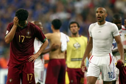 Thierry Henry consuela a un joven y desconsolado Cristiano Ronaldo tras la eliminación de Portugal en el Mundial de 2006