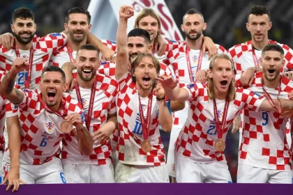 Con Luka Modrić a la cabeza, la alegría de los jugadores de Croacia tras la obtención de la medalla de bronce en Qatar 2022