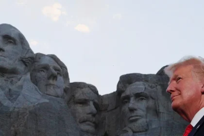 Trump y el Monte Rushmore.