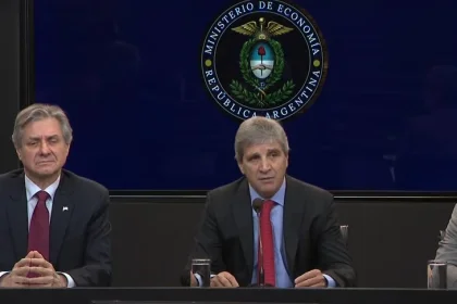 Caputo presentó el plan para pagar la deuda hasta 2027 y reveló por qué no volverá a Wall Street