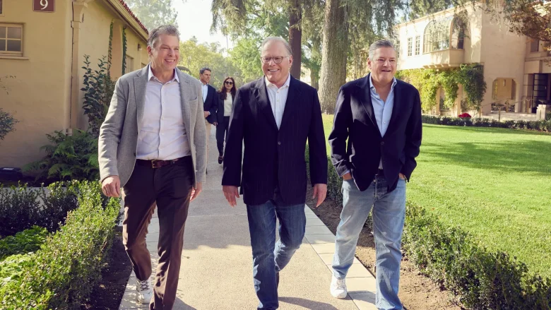 Greg Peters y Ted Sarandos, franqueando a David Zaslav, de Warner Bros. Discovery, cuando todo parecía marchar sobre ruedas. - .