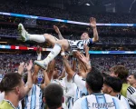 Messi terminó siendo levantado por los aires por sus compañeros tras la épica remontada ante Egipto. (@Argentina)