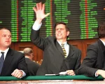 A nivel global, el dólar subió, pero en el mercado cambiario local hubo tranquilidad, con compra de dólares en el BCRA. 