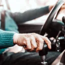 Manejar un auto con caja manual estimula el cerebro y frena el deterioro cognitivo