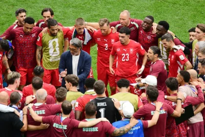 Murat Yakin lidera la última arenga del plantel de Suiza antes de buscar la hazaña histórica ante Argentina