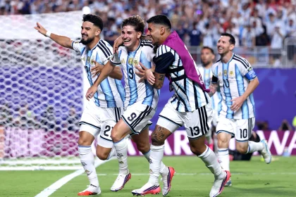 Argentina va por otro triunfo histórico para mantener vivo el sueño del bicampeonato.
