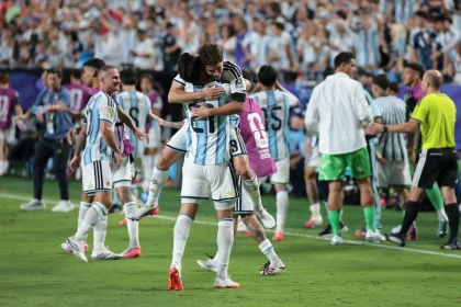 Argentina está a un triunfo de volver a disputar una final del mundo. (@Argentina)