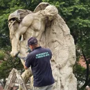 La historia de los hombres que trabajan colgados de los monumentos para conservar el museo a cielo abierto más grande del país