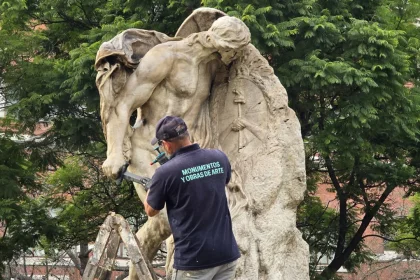 La historia de los hombres que trabajan colgados de los monumentos para conservar el museo a cielo abierto más grande del país